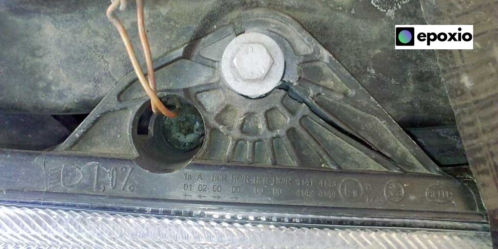 OPRAVA PRASKLÉHO DRŽÁKU SVETLOMETU